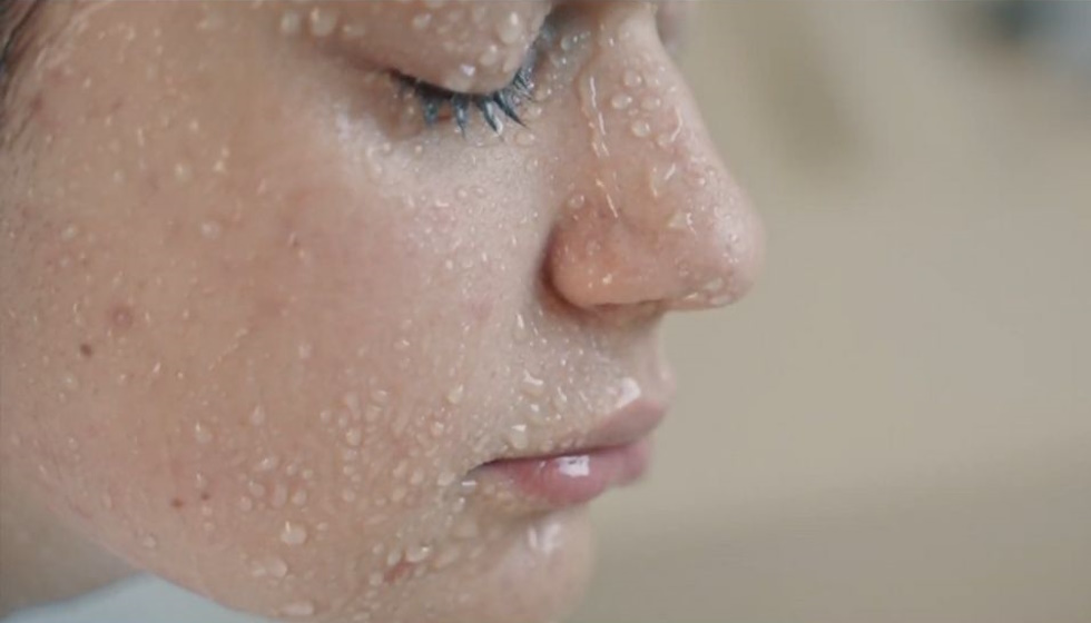 curiste dermatologie en pulverisation faciale.