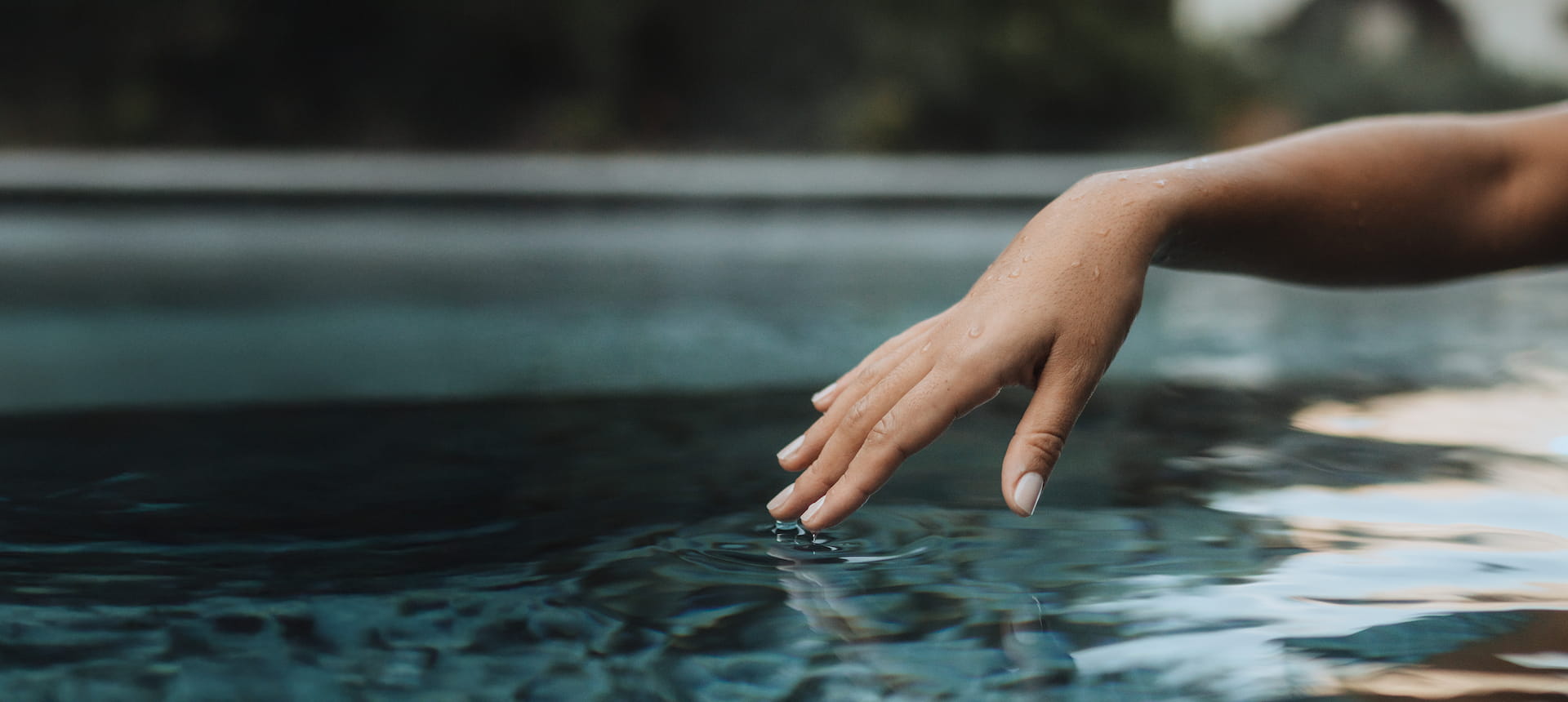 main dans un bassin d'eau thermale