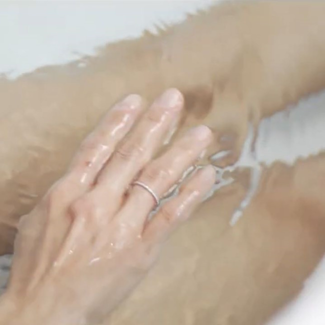 Femme dans un bain thermal en cure dermatologie.jpg