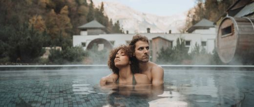 Couple dans un bassin d'eau thermale extérieur à Saint-Gervais