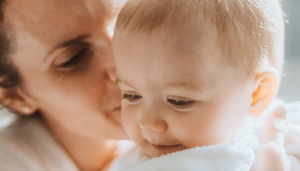 Maman heureuse avec son bébé au spa