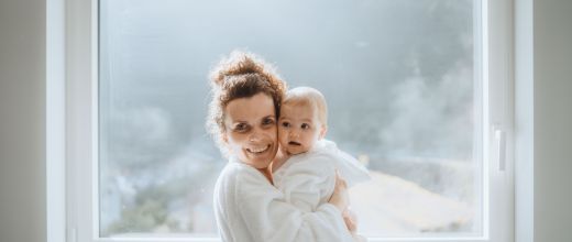 Mère et son bébé en peignoir dans les couloirs du spa