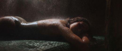 Femme allongée sous une pluie d'eau thermale