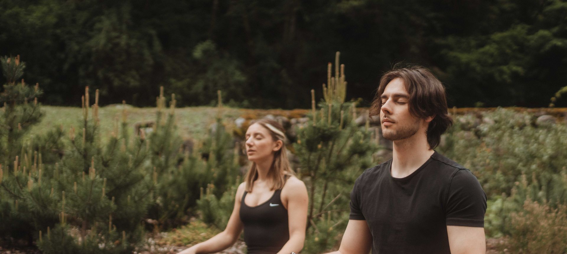 Couple respirant en pleine nature