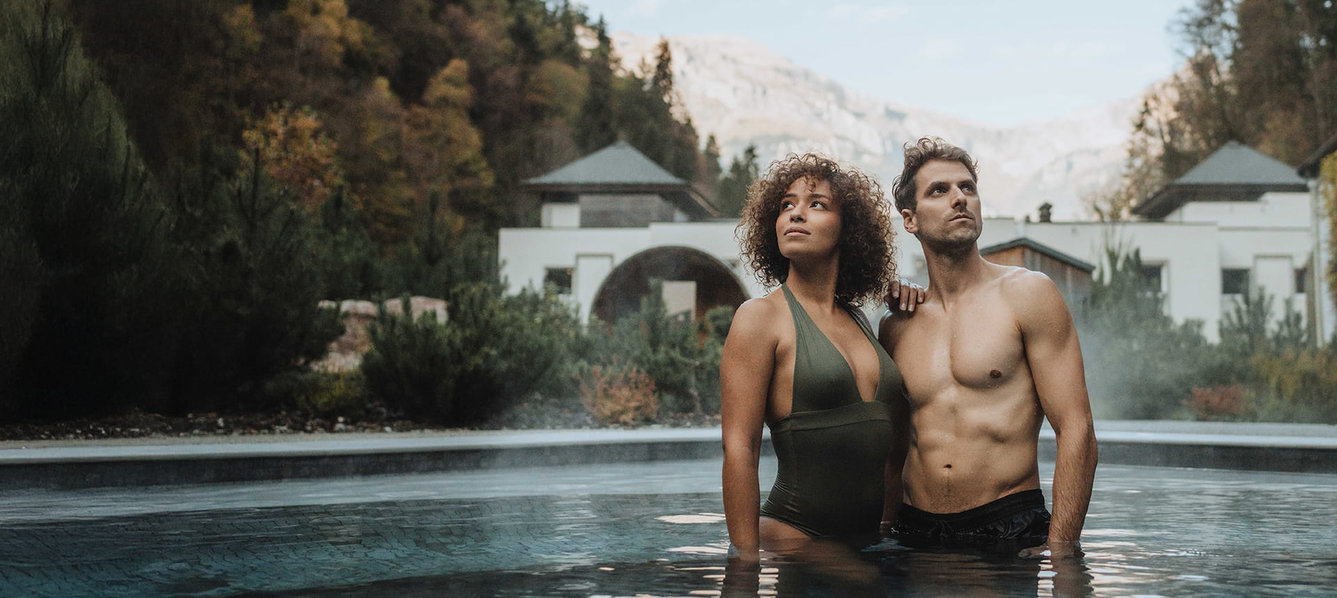 Couple dans un bassin extérieur du spa thermal