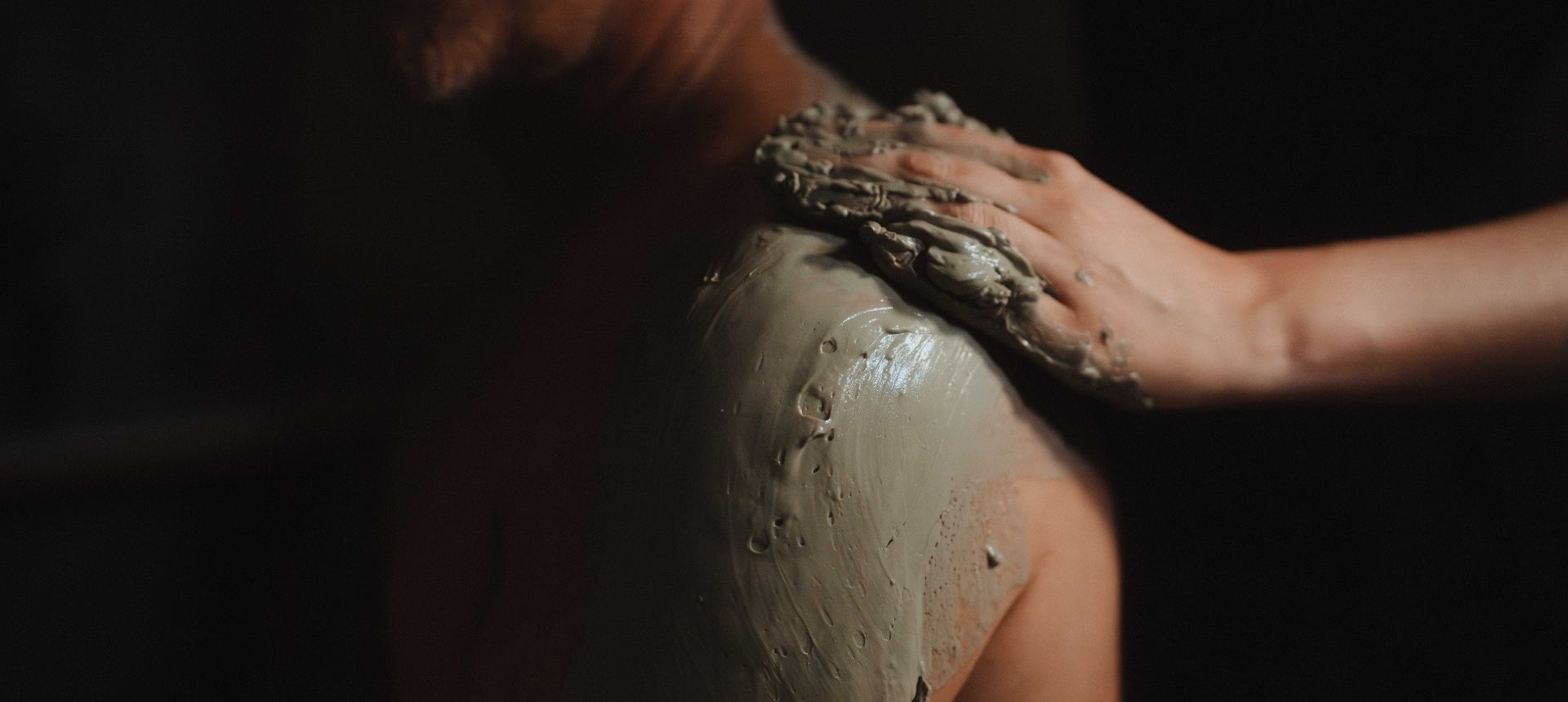 Homme profitant d'un cocon d'argile de montagne